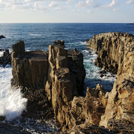 Tojinbo Cliffs, Fukui. Photo by 663highland. CC BY 2.5.